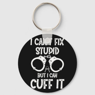 Polisassistent i Cant Fix Stupid, men jag kan lösa Nyckelring