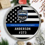 Polisavdelningen Anpassningsbar Logotyp Blue Tills Julgransprydnad Metall<br><div class="desc">Tunn Blue Line Polisavdelning Jul Ornament - Amerikansk flagga i Police Flagga, modern svart och blå design. Anpassa med din avdelnings logotyp och anpassa dig med polistjänstemän namn och bricknummer. Tillsatta lagar är i personlig en perfekt för polismyndigheter och tillsatta lagar-officerare, stuffare och julklappar till era poliser. Beställ dessa polisens...</div>