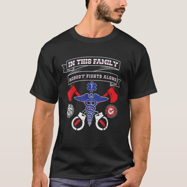 Polisbrandkorgen i den här familjen Ingen slåss T Shirt (Framsida)