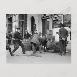 Polisen beslagtager smuggelsprit, 1923 vykort