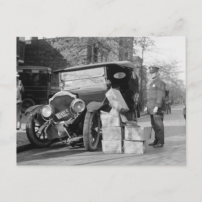 Polisen beslagtar spritsmugglare bil, 1922 vykort (Framsida)