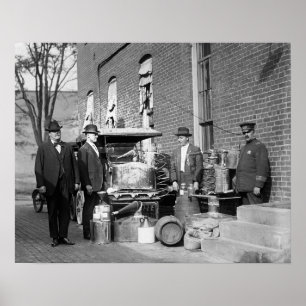 Polisen med beslagtaget still, 1922. Vintagefoto Poster