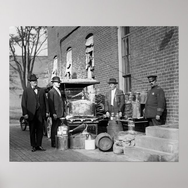 Polisen med konfiskerad ännu, 1922. Vintage Photo Poster (Framsidan)