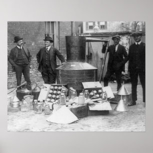 Polisen med konfiskerad ännu, 1922. Vintage Photo Poster