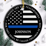Polisens Personlig - blå tunn linje Julgransprydnad Keramik<br><div class="desc">Välsignade är Peacemakers, för de ska kallas Guds barn. Tunn blå linje för poliser och tillsatta lagar.. Polisens prydnadsnamn är perfekt för polisakademier i studenten till nyutexaminerade poliser, eller poliser i pension ger tillsatta lagar party favors och poliskorridorer i ornament. Beställ dessa polisens prydnadsföremål i stora partier för polisakademin eller...</div>