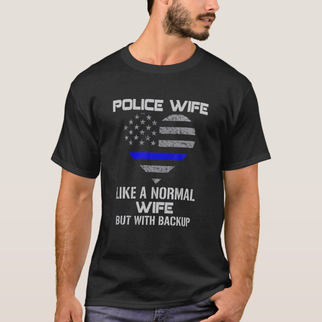 Polismaka med säkerhetskopieringstrådar med blått  t shirt (Framsida)