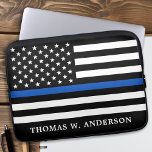 Polistjänstemans Personlig Thin Blue Line<br><div class="desc">Tunn bärbar dator med blå linje - amerikansk flagga i Police Flagga färg, modern svart och blå design. Personalisera med poliser i namn. Den personlig polistjänstemannen laptop sleeve perfekt för polisväsendet. COPYRIGHT © 2020 Judy Burrows, Black Hund Art - Med alla Höger reserverade. Polistjänsteman Personlig Thin Blue Line laptop sleeve...</div>