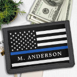 Polistjänstemans Personlig Thin Blue Line<br><div class="desc">Thin Blue Line Wallet - American flagga in Police Flagga färg, modern black blue design . Personalisera med polistjänsteman namn. Denna personlig polisplånbok är perfekt för poliser och familjer i tillsatta lagar och alla dem som stöder dem. En underbar polisgåva från pension eller tillsatta lagar studenten. COPYRIGHT © 2020 Judy...</div>