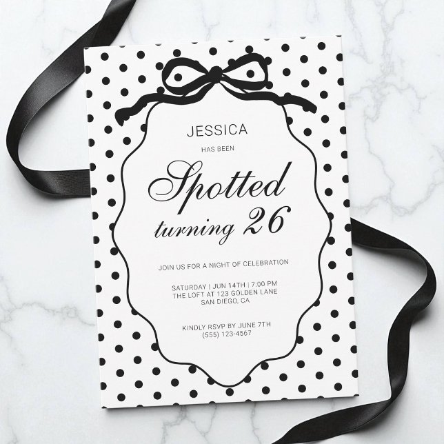 Polka Dot Svart Slinga Fläckig Födelsedagsfest Inbjudningar (Polka Dot Black Bow Spotted Turning Birthday Party Invitation)