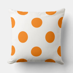Polka dots i White på Orange Kudde
