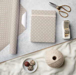 Polka dots på en texturerad beige presentpapper