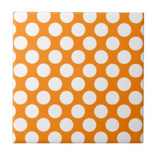 Polka dots på orangen kakelplatta