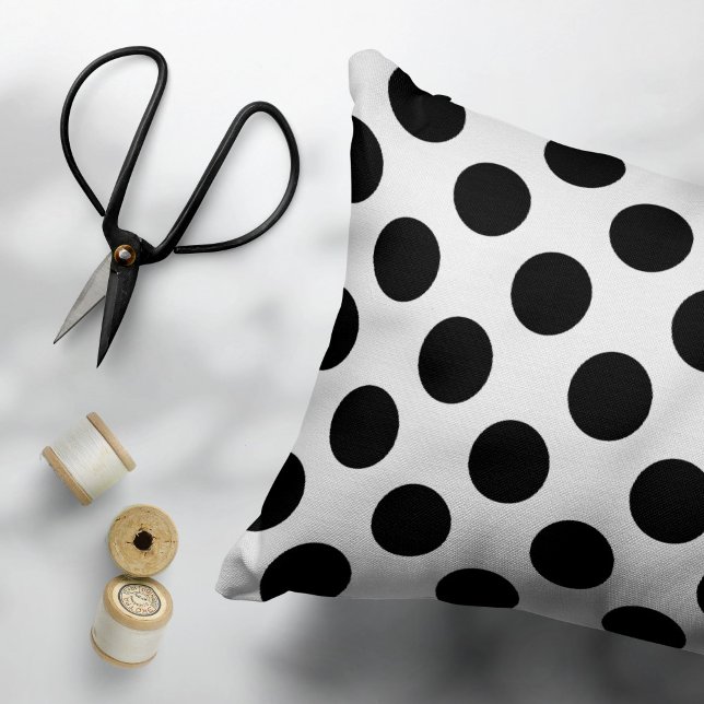Polka dots, Polka Dot Mönster, Black and White Prydnadskudde (Skapare uppladdad)