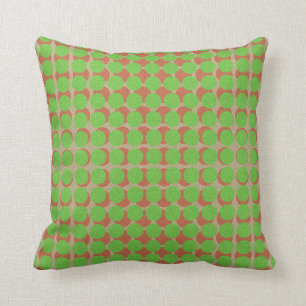 Polka dotsmönstergrönt som är röd på någon f kudde