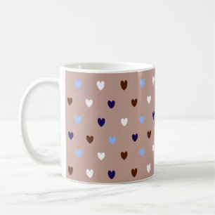 Polka-hjärtan på blek brun kaffemugg