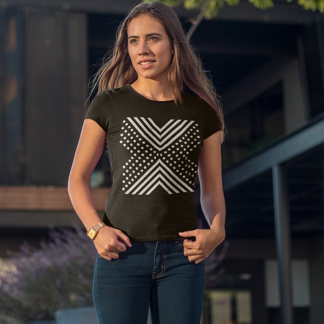 Polka Stil T Shirt (stylish women posing outside somewhere )