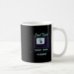 Poltergeist rör inte den där dialhandsbyggnaden. kaffemugg<br><div class="desc">Poltergeist rör inte den dialande statiska halloween</div>