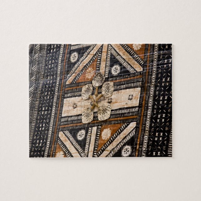 Polynesien, Konungariket Tonga. Detalj av tapa Pussel (Horisontell)