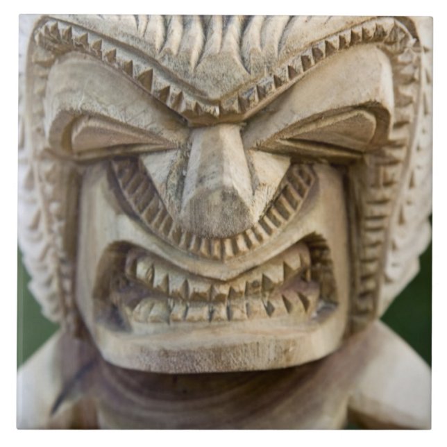 Polynesien, Konungariket Tonga. Närbild av tiki Kakelplatta (Framsidan)
