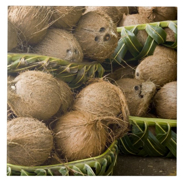 Polynesien, Kungariket Tonga. Visning av kosnötter Kakelplatta (Framsidan)