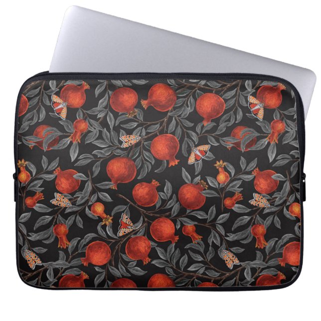 Pomegranater och Bella Moths i rött och grått Laptop Fodral (Framsidan)