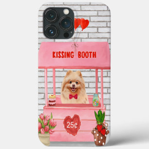 Pomeranian hund kyssar stå Booth på Alla hjärtans 