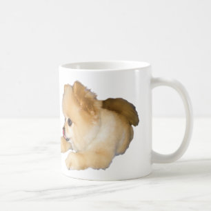 Pomeranian hund som ut klibbar tungan kaffemugg