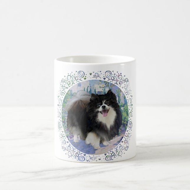 Pomeranian i blomsterträdgård kaffemugg (Center)