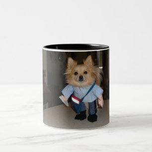 pomeranian i brevbäraredräkt Två-Tonad mugg