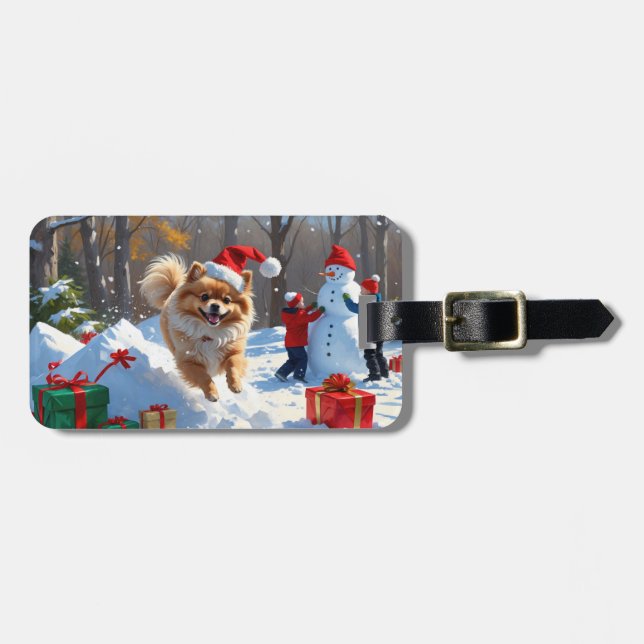 Pomeranian springer i snö med julhatt bagagebricka (Horisontell Framsida)