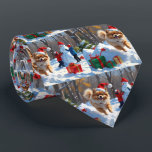 Pommern springer i Snö med julklapp Slips<br><div class="desc">En glad Pommern glider genom snövinteckan och bar en glad röd julhatt. Med sin fulla jacka och sin livliga personlighet fångar denna utformning säsongens glatta anda och charmen hos denna älskade lilla ras. En hjärtslitande vintertid fullt av helgdag magi.</div>