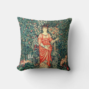 POMONA HOLDING FRUITS IN GREENERY, SKOGSDJUR KUDDE