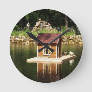 Pond med fågelhus rund klocka