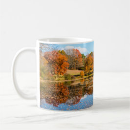 Pond, omgiven av färglöst deducerat Träd Kaffemugg