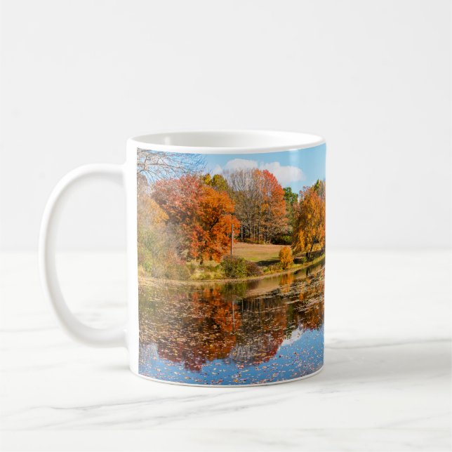 Pond, omgiven av färglöst deducerat Träd Kaffemugg (Vänster)