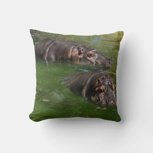 **"Pondside Play: Two Hippos Swimming Together"** Kudde (Framsida)