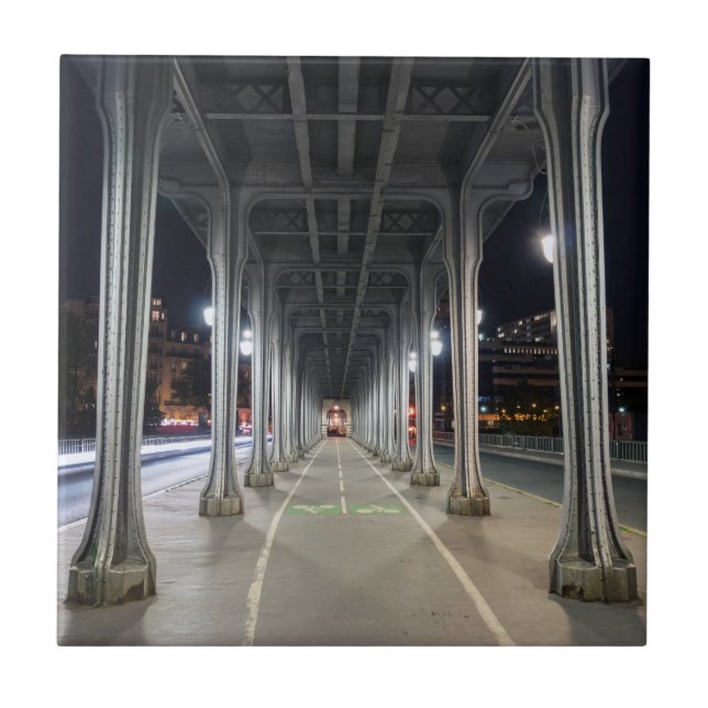 Pont de Bir-Hakeim nattetid - Paris, Frankrike Kakelplatta (Framsidan)