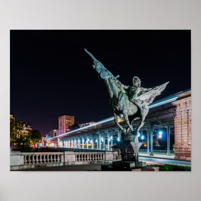 Pont de Bir-Hakeim nattetid - Paris, Frankrike Poster (Framsidan)