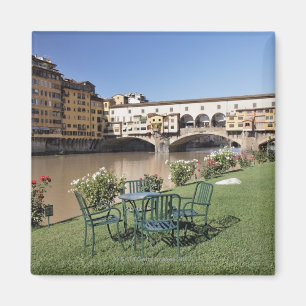 Ponte Vecchio och bord längs Arno Rive Magnet