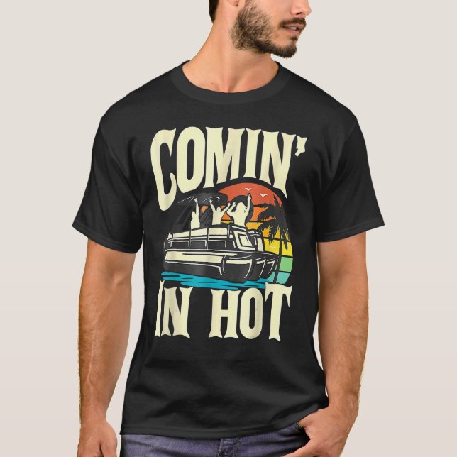 Pontoon Boat  Comin In Hot  Pontooning Party Boat T Shirt (Framsida)