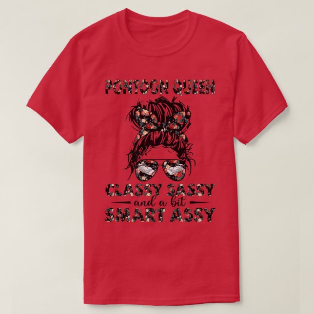 Pontoon Queen Messy Bun Classy Sassy och lite Sma T Shirt (Design framsida)