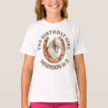 Pony-födelsedag giddy cowgirl cowboyen party anpas t shirt<br><div class="desc">Pony-födelsedag har gett cowgirl cowboyen party personlig t-shirt. Pony i en hästskoshoeinbjudan för hästar,  ponnyer,  ridsportens temade födelsedagar kan vara för pojkar och flickor eftersom det är brunt färg,  har många alternativ att matcha artiklar. Trevligt att få matchande t-shirt för en speciell fotobild.</div>
