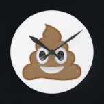 Poo Emoji-pil Rund Klocka<br><div class="desc">En hög av poo som är formad som en mjuk  glass. Brun i färg med ett vänligt leende. Kallas även Poo Emoji,  Poop Emoji och Smiling Poop Emoji. INSTAGRAM GIVEAWAY STÄLLER IN EN PIC MED DITT INKÖP-ANVÄNDA #EMOJIPRINTS & WIN EMOJIPRINTS GOODIES!</div>