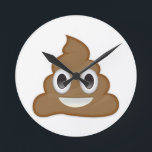 Poo Emoji-pil Rund Klocka<br><div class="desc">En hög av poo som är formad som en mjuk  glass. Brun i färg med ett vänligt leende. Kallas även Poo Emoji,  Poop Emoji och Smiling Poop Emoji. INSTAGRAM GIVEAWAY STÄLLER IN EN PIC MED DITT INKÖP-ANVÄNDA #EMOJIPRINTS & WIN EMOJIPRINTS GOODIES!</div>