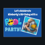 Poolparty barn foto mall blå födelsedagsfest vykort<br><div class="desc">Söta barn poolparty inbjudningar för ett barns födelsedag på sommaren. Har en ljus,  rolig färgklick på en kunglig blå bakgrund. Infoga ditt foto av ett barn på detta coola,  anpassade vykort inbjudan.</div>