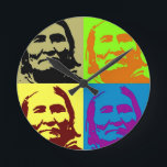 Pop Art Freedom Fighter Geronimo Rund Klocka<br><div class="desc">Pop Art Stil Iconic Historical People Bilder - Freedom Warrior Indian Tribe Chief Geronimo Art</div>