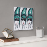 Pop Art. Fyrkantig Klocka<br><div class="desc">Det här är en originalkonstharikyr av en kvinna med en stor tealbive och med solglasögon. Ursprungligt biet gjordes med färg och med markörpenna på teckning-papper.</div>