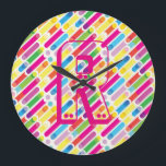 Pop Art i Monogram Rainbow Diagonal Linjer Mönster Stor Klocka<br><div class="desc">Monogram regnbåge diagonal Linjer Mönster-popup-Trendig design för alla yrken,  Helgdag,  Födelsedagsfest,  årsdag - gåvor och presenter,  med monogramtextmall. Sommar Helgdag. Röd,  blå,  Rosa,  Gult,  Violet,  Magenta,  Grönt - Abstrakt färg.</div>