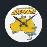 Pop Art Illustrated Australien  Rund Klocka<br><div class="desc">Denna illustrerade karta över Australien är gjord i en livfull popkonst-stil. Kartan är konturerad i svart och fylld med en stark gul färg,  mot en blå bakgrund med ett prickigt mönster. De större städerna i Australien är markerade med blå rutor</div>