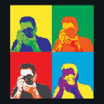 Pop Art Ljus Färger Fotograf Kamera Dekor<br><div class="desc">Bilden av en fotograf som tittar genom kamerans objektiv är behandlad med en ljus blandning av färger för att ge den ett pop art-effekt utseende. Färgrik och slående dekorativ pjäs för att försköna heminredningen.</div>